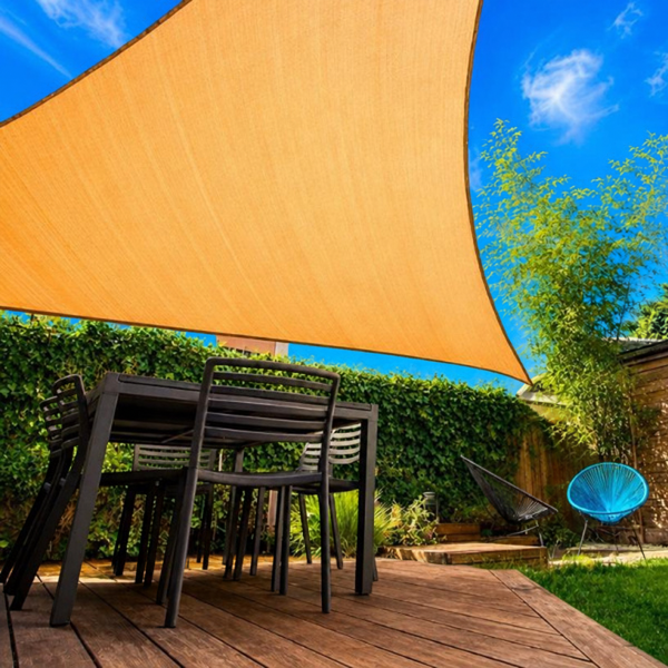 Complementa tu jardín o terraza con el toldo vela triangular de 5 x 5 x 7 m y 180 g/m², ideal para crear un espacio de sombra.