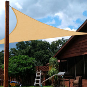 Crea un espacio de sombra en tu jardín o terraza con el toldo vela triangular de 3 x 3 x 3 m y 180 g/m², de diseño moderno.