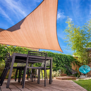 Crea un espacio de sombra en tu jardín o terraza con el toldo vela triangular beige de 5 x 5 x 5 m y 180 g/m².